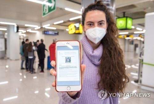 신종 코로나바이러스 감염증(코로나19) 음성 QR 코드 보이는 스페인 여행객. EPA=연합뉴스