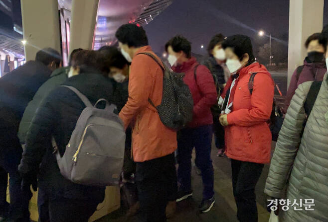 여성노동자들이 8일 오전 5시쯤 서울 영등포구 여의도환승센터에서 하차해 노회찬재단에서 준비한 장미꽃과 마스크를 받고 있다. 오경민 기자.