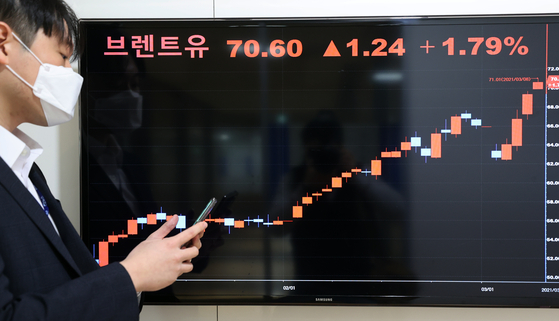 A display board at the Yonhap Infomax headquarters in Jongno District, central Seoul, shows that the price of Brent crude is at $70.60 per barrel on Monday. It reached the $70-mark for the first time since May 2019, after an attack on the facilities of Aramco in Saudi Arabia. [YONHAP]