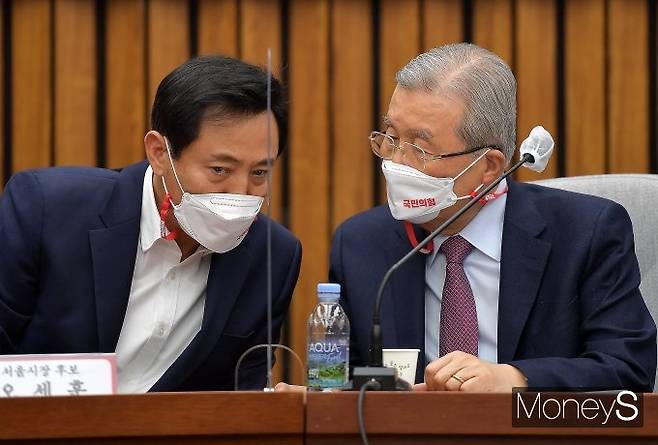 국민의힘 중앙선거대책위원장은 김종인(오른쪽) 비상대책위원장이 맡았다. 사진은 오세훈 국민의힘 서울시장 후보와 김 위원장이 8일 서울 여의도 국회에서 열린 서울·부산시장 후보 및 시·도당위원장 연석회의에서 대화하는 모습. /사진=장동규 기자