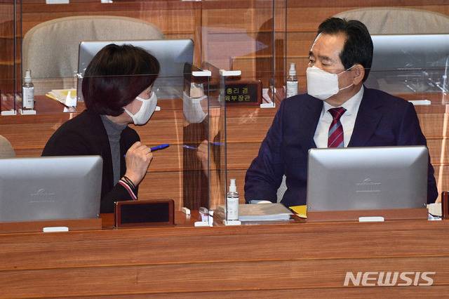 [서울=뉴시스]전진환 기자 = 정세균 국무총리와 유은혜 사회부총리 겸 교육부 장관이 8일 오후 서울 여의도 국회에서 교육·사회·문화에 관한 대정부질문을 앞두고 대화하고 있다. (공동취재사진) 2021.02.08. photo@newsis.com