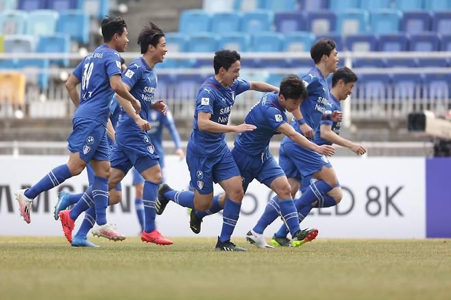 프로축구 수원 삼성의 김민우(오른쪽 세번째)가 7일 수원월드컵경기장에서 열린 2021시즌 K리그1 성남FC와의 홈 경기에서 결승골을 터뜨린 뒤 동료들과 함께 기뻐하고 있다.　한국프로축구연맹 제공