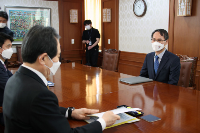 정세균 국무총리가 8일 정부서울청사 집무실에서 남구준 초대 경찰청 국가수사본부장에게 한국토지주택공사(LH) 임직원의 신도시 투기 의혹 사건 수사 관련 보고를 받고 있다. /연합뉴스