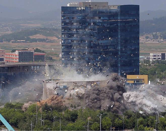 ⓒ조선중앙TV2020년 6월16일 북한은 남북공동연락사무소를 폭파했다.