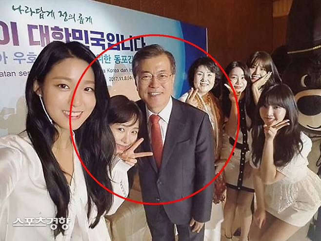 AOA 출신 권민아(왼쪽에서 두 번째)가 라이브 방송에서 충격 고백을 이어가며 문재인 대통령을 언급했다. 인스타그램 캡처