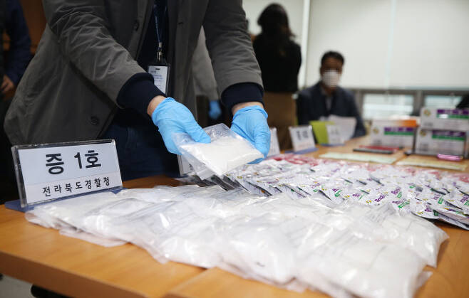 전북경찰청 마약수사대가 마약을 비타민으로 위장해 밀반입한 뒤 국내에 유통한 태국인 7명을 구속했다. 사진은 경찰이 이들에게서 압수한 필로폰 4.88㎏과 야바 7천600정. 연합뉴스