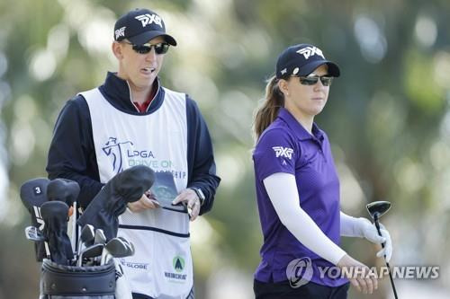 캐디를 맡은 오빠 드루와 대화하는 언스트. [AFP/게티이미지=연합뉴스]