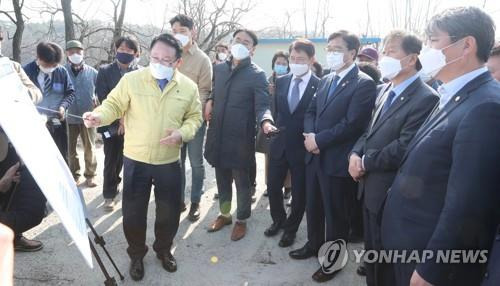 '암 집단 발병 원인' 익산 비료공장 찾은 민주당 의원들 (익산=연합뉴스) 백도인 기자 = 민주당 우원식(오른쪽 세 번째) 국가균형발전특별위원회 위원장과 국회 윤후덕(오른쪽 두 번째) 기획재정위원장 등이 8일 전북 익산시 장점마을 암 집단 발병의 원인물질을 내뿜은 옛 비료공장을 찾아 정헌율 익산시장으로부터 현황을 듣고 있다. 2021.3.8