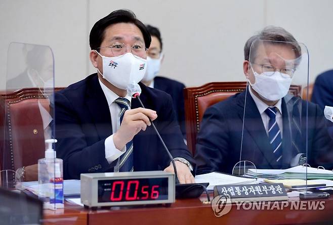 답변하는 성윤모 산업통상자원부 장관 (서울=연합뉴스) 하사헌 기자 = 성윤모 산업통상자원부 장관이 8일 오전 서울 여의도 국회에서 열린 산업통상자원중소벤처기업위원회 전체회의에 출석해 의원질의에 답변하고 있다.  2021.3.8 toadboy@yna.co.kr