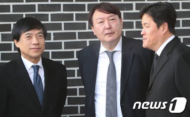 지난 2018년 1월2일 국립현충원을 찾은 윤석열 당시 서울중앙지검장(가운데). 왼쪽은 현 서울중앙지검장(뉴스1 DB) 2021.3.5/뉴스1 © News1 허경 기자