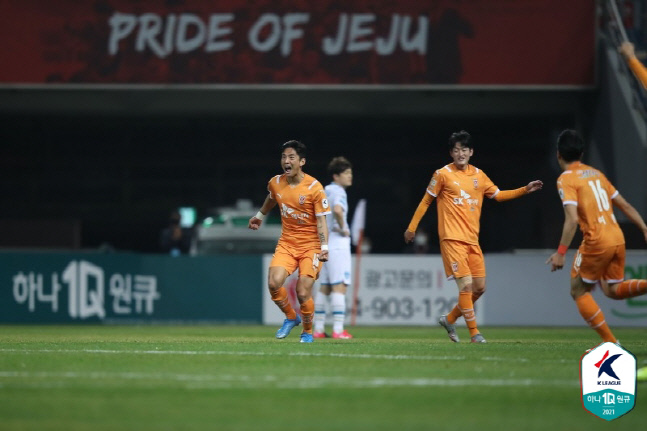 정운(왼쪽에서 첫 번째)이 9일 포항전에서 선제골을 넣고 환호하고 있다. 제공 | 한국프로축구연맹