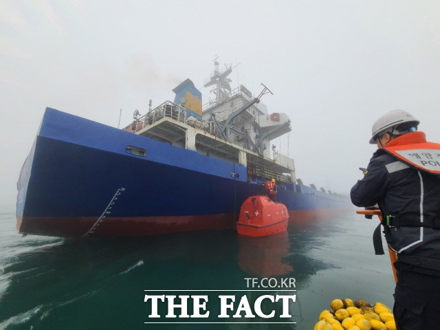 지난해 5월, 전남 신안군 흑산도 해상에서 짙은 안개로 인해 발생한 2,900톤급 화물선 좌초 현장에서 침몰을 대비, 구명정을 바다에 띄우고 있다./목포해경 제공