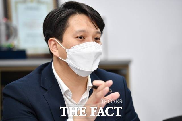 전용기 더불어민주당 의원이 9일 군 재해 보상 기준을 확대하는 '군인 재해보상법 일부개정법률안'을 대표발의했다. /남윤호 기자