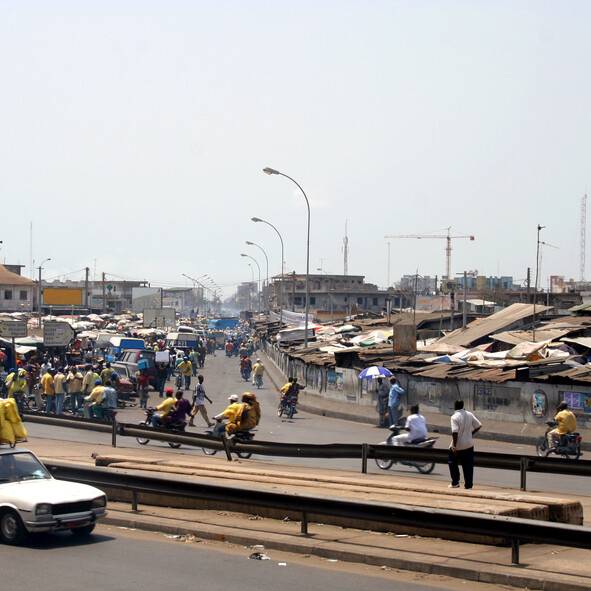 아프리카 베냉의 코코누항 주변 마을. 열대지방에서는 온도뿐만 아니라 습도를 고려한 습구온도 상승이 중요하다. 게티이미지뱅크 제공