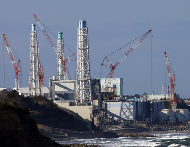 사고 발생 10년을 앞둔 3일 오후 일본 후쿠시마(福島)현 소재 후쿠시마 제1원전에 폐로(廢爐) 작업을 위한 크레인이 여러 개 설치돼 있다. 10년 전 사고 때 수소폭발로 앙상한 철근을 노출했던 원전 건물은 커버로 상흔을 감췄다. 후쿠시마=연합뉴스