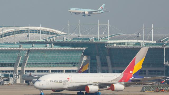 8일 인천국제공항에 아시아나항공 여객기가 멈춰서 있다. 뉴스1