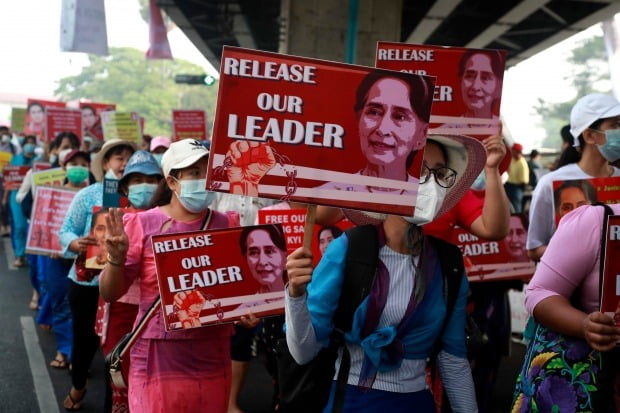 미얀마 최대 도시 양곤에서 대학 교원들이 군부 쿠데타로 축출된 아웅산 수치 국가고문의 사진을 들고 시가 행진을 벌이고 있다. /사진=AP
