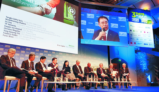 조용병 신한금융그룹 회장이 2018년 열린 유엔환경계획 금융부문 글로벌 라운드테이블 행사에서 전 세계 금융 산업을 위한 ‘책임은행원칙’을 발표하고 있다.