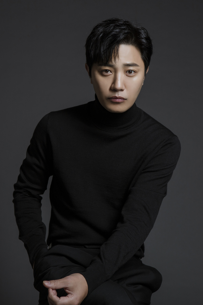 Actor Jin Goo has released his first profile photo after his new agency Lee Juck.In the photo released on March 9, Jin Goo showed a witty eye and free expression Acting even in an achromatic understatement, revealing the aspect of Acting Actor.Jin Goo, who made his debut with SBS Drama All-in in 2003, has since appeared in Nonstop 5, Advertising Genius Lee Tae-baek, Interesting to the Genre, Dawn of the Sun, and Untouchable.In addition, he has become an actor who believes and sees with a strong impression through many hits such as sweet life, devil street, truck, mother, 26 years, Cecibong, Yeonpyeong Haejeon