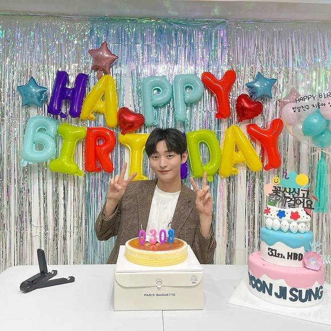Yoon Ji-sung, a Singer from the group Wanna One, rewarded the fans love.Yoon Ji-sung wrote on his instagram on March 8, Thank you very much to many people who celebrated my birthday.Inside the photo is Yoon Ji-sung, who is posing for V in front of a cake with his birthday 0308 number candle.In particular, Yoon Ji-sung still greets his fans with his warm beauty and bright smile.In addition, Yoon Ji-sung said, I can be so happy with just five letters, and I am grateful for your care for me in my own way.I will be a year to return the love I received. Earlier, Yoon celebrated her 31st birthday, especially on March 8th, which is also the day of World womens day as well as Yoon Ji-sungs birthday.Yoon Ji-sung said, Today is Womens Day, and I wanted to give flowers to all women in World.Yoon Ji-sung, who took out a rose flower, said, It is originally to give roses and bread, but lets eat bread like cheesecakes before.Meanwhile, Yoon Ji-sung served as a group Wanna One in 2017; he served throughout the Armys maturity on December 13 last year.