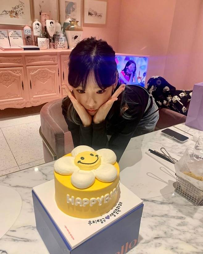 Group Girls Generation Taeyeon certified the Cake that was presented for her birthday.On March 9, Taeyeon posted several photos on the Instagram with the phrase March 9.In the open photo, Taeyeon is staring at a Cake with a calyx and saying, Happy birthday to our Tanggu.In addition, Taeyeon boasted a lovely beauty wearing HAPPY BIRTHDAY headband.On the other hand, Taeyeon is appearing on TVN Amazing Saturday - Doremi Market.