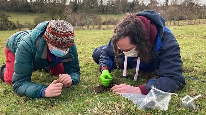 전문가들이 떨어진 운석 조각을 수집하고 있다.