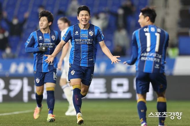 울산 현대 김인성이 9일 울산문수축구경기장에서 열린 K리그1 인천 유나이티드와 경기에서 팀의 세번째 골을 넣은 뒤 세리머니를 하고 있다. 프로축구연맹 제공