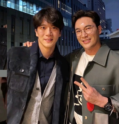 Ha Seok-jin, 40, who cant even love, dont take responsibility for your brothers marriage...lets introduce.stylist kim uriGa boasted of her friendship with actor Ha Seok-jin.8 days kim uriI love the unfashionable (ha) quartzines, why dont you all have one or two friends like that?Every day beyond the threshold, the battlefield life fronts are running around each other. Even if you meet in a year, you seem to have met a year every day after a decade ago.Thats exactly what were doing.Short time bombing chat and posted a picture taken with Ha Seok-jin.kim uriTeaching a bachelor who can not love a couple to teach the couples duties.It was a time of meaning and meaning to go to the true fathers path to a bachelor who did not marry.Where would you hear this story about you or you cant pay for it?I guess you just need to find your partner now? YeahHa Seok-jin. Dont take responsibility for your marriage.Lets go on a blind date until we use a tuxedo cotton cloth. He added Hashtag and revealed his affection for Ha Seok-jin.Kim Uri, born in 1973Has attracted attention with his 1982 birthplace, Ha Seok-jin, and his strong friendship.Kim Uri with Lee Hye-ran and marriage in 1999has two daughters in the family.Photo = kim uriInstagram