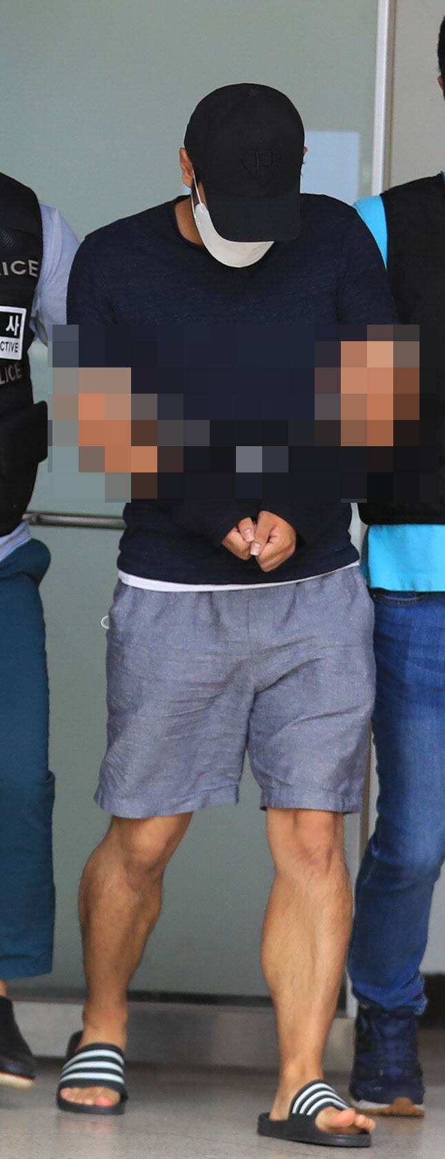 제주시 민속오일시장 인근 밭에서 30대 여성을 살해한 혐의로 경찰에 붙잡힌 A씨가 지난해 9월10일 오후 제주동부경찰서에서 제주지검으로 이송되고 있다. (사진=연합뉴스)