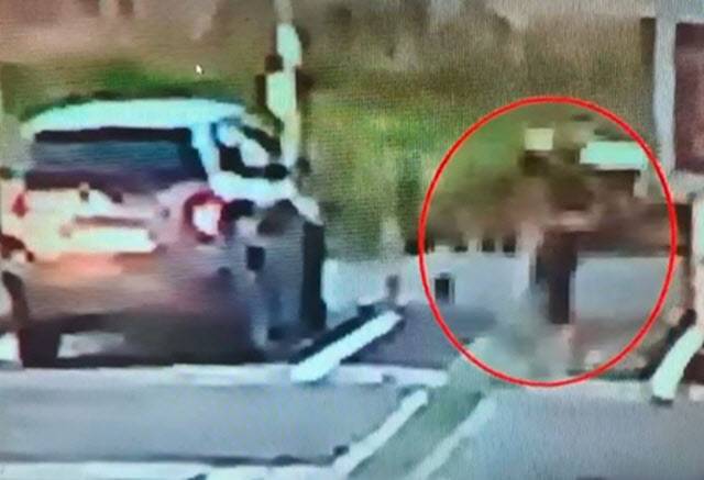 사건 당일 검은색 마스크를 착용한 A씨가 본인 소유 탑차에서 내리는 모습이 찍힌 CCTV 캡처 화면. (사진=연합뉴스)