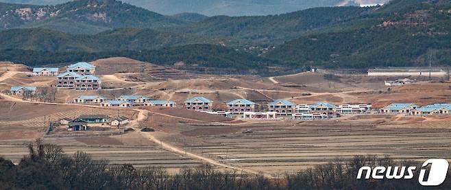 '3일 오후 파주 접경지역에서 바라본 북한 황해도 개풍군 마을에 새단장 공사가 진행되고 있다. 2021.1.3/뉴스1 © News1 이승배 기자