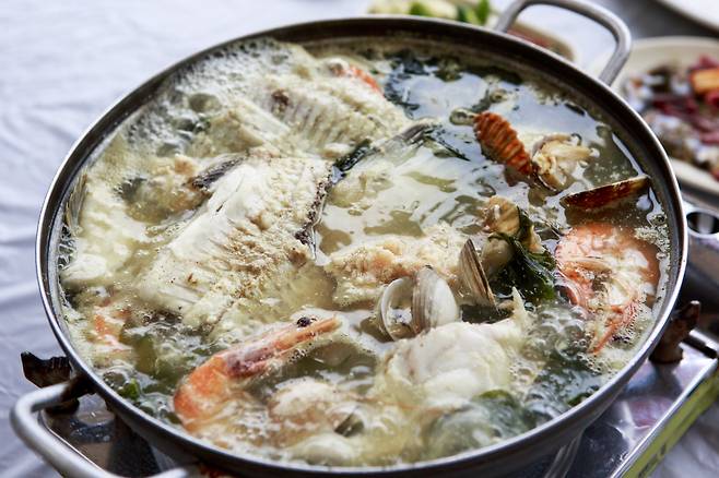 알이 꽉 찬 도다리로 끓인 맑은탕.