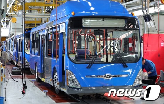 현대자동차 전주공장에서 전기버스 'ELEC CITY'가 생산되는 모습..2018.4.10/뉴스1 © News1 문요한 기자