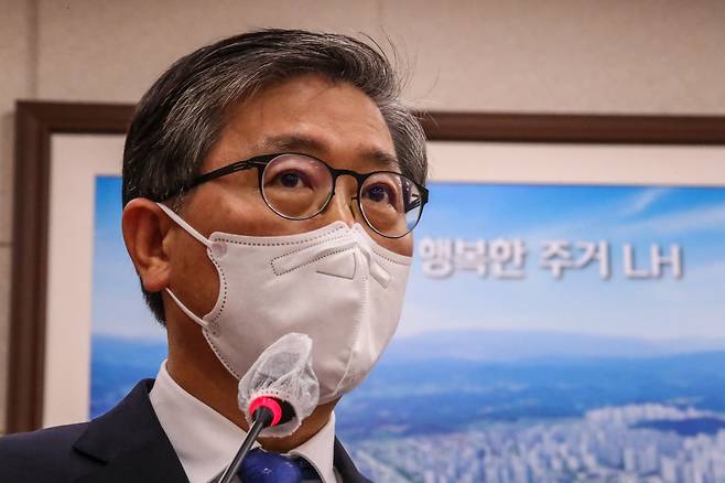 변창흠 국토교통부 장관이 9일 국회에서 열린 국토교통위원회 전체회의에서 현안 보고를 하고 있다. [연합]