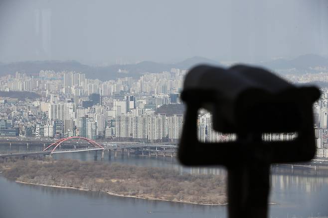 지난 은 7일 서울 영등포구 63빌딩 전망대에서 바라본 아파트. [연합]