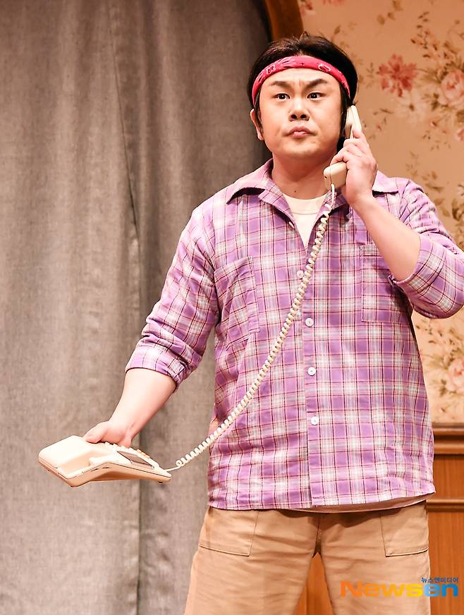 The Play Special Liar Prescall was held on March 10 at Baekam Art Hall in Samseong-dong, Seoul.Actors Jung Tae-woo, Jung Keun-woon, Tei, Seo Hyun-chul, Kim Min-kyo, Kim In-kwon, Oh Se-mi, Shin So-yul, Actor Hee, Narsa, Lee Ju-yeon, Park Jung-hwa, Lee Han-wi, Kim Won-sik, Lee Do-guk, Hong Seok-cheon and Cho Chan-hyung attended.