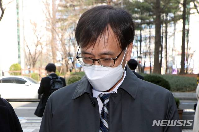 [서울=뉴시스]고승민 기자 = 한동훈 검사장 관련 '독직폭행' 혐의를 받고 있는 정진웅 광주지방검찰청 차장검사가 10일 서울중앙지방법원에서 열린 2차 공판에 출석하고 있다. (공동취재사진) 2021.03.10. photo@newsis.com