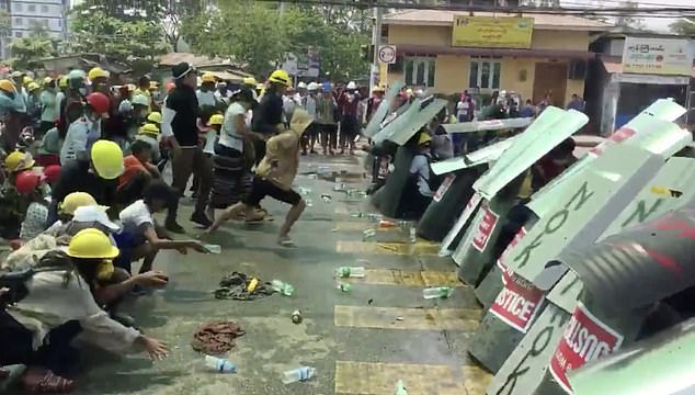 군부 쿠데타 반대 시위에 나선 미얀마 양곤 시민들이 거리에서 군경의 강견진압에 대응하기 위한 훈련을 실시하고 있다