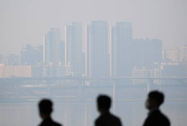 서울을 비롯한 수도권과 중부내륙 지방 미세먼지 농도가 나쁨을 보인 10일 오후 서울 송파구 한강시민공원에서 바라본 시내가 미세먼지에 싸여 있다. 연합뉴스