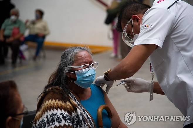 중국 시노백 백신 맞는 멕시코 여성 [AFP=연합뉴스 자료사진]