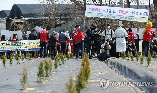 LH를 규탄하며 (시흥=연합뉴스) 홍해인 기자 = 공공주택지구 전국연대 대책협의회에 참여하고 있는 각 지역 대표자와 주민들이 10일 오후 경기 시흥시 과림동의 LH 직원 투기 의혹 토지 앞에서 LH공사를 규탄하고 3기 신도시 공공주택지구 전면 백지화를 촉구하며 기자회견을 하고 있다. 2021.3.10 hihong@yna.co.kr