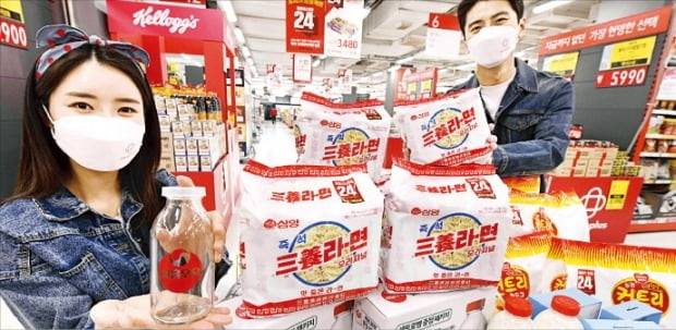 홈플러스는 창립 24주년을 맞아 레트로(복고) 콘셉트 상품을 이달 말까지 판매한다. 10일 홈플러스 가양점에서 모델이 ‘삼양라면 1964 레트로 패키지’를 선보이고 있다.    /홈플러스 제공