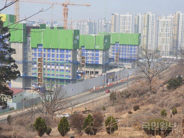 경기도 시흥 장현동 인근 임야에서 바라본 장현택지지구 모습. 한국토지주택공사(LH)에서 짓고 있는 아파트 공사현장이 보인다. 김경만 민주당 의원의 배우자는 2016년 이 임야 지분 일부를 취득했다. 시흥=황윤태 기자