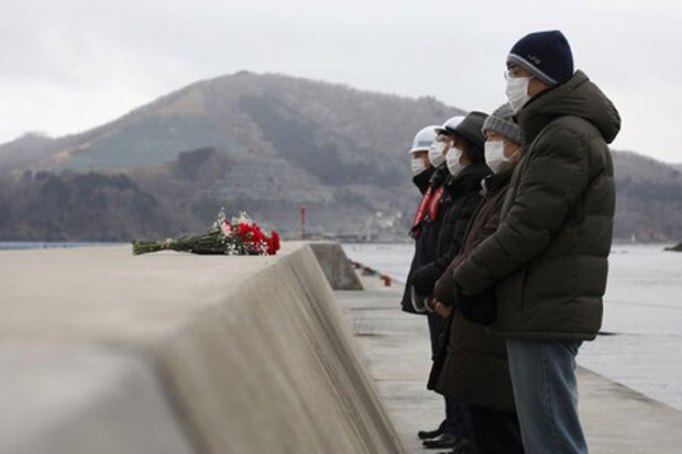 지난달 11일 대지진 10주년을 한 달 앞두고 일본 해상보안청이 실종자 수색 작전을 펼쳤을 때도 두 사람은 함께 오나가와만을 찾았다./사진=지지통신 캡쳐