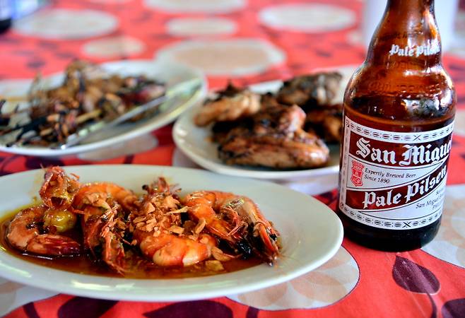 산미구엘 맥주 맛이야 마스크를 걸친 지금도 즐길 수 있지만 뭔가 아주 다르다