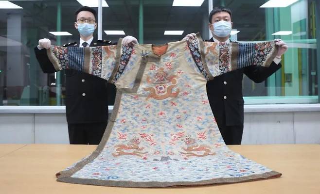 중국 세관서 '청나라 곤룡포를 여성의류로 반입 시도' 적발 [항저우 세관 위챗 캡처. 재판매 및 DB 금지]