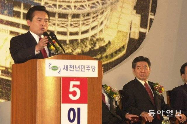 대전 무역전시관에서 열린 2002년 3월 민주당 대선후보 경선에서 1,2위를 다투던 이인제 후보의 연설을 듣는 노무현 후보의 표정이 심각해 보인다. 동아일보 안철민 기자 acm08@donga.com