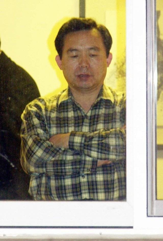 청와대 선거 개입설을 주장하면서 경선 포기를 고민하는 이인제 후보가 2002년 3월 밤 서울 자곡동 자택에서 고심하는 모습이 카메라에 잡혔다. 동아일보 변영욱 기자 cut@donga.com