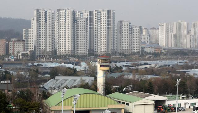 한국토지주택공사(LH) 직원들의 투기 의혹과 관련된 전수조사 대상 지역에 3기 신도시 6곳 외에 경기 과천지구와 안산장상지구도 포함됐다. 사진은 3기 신도시로 지정된 경기 과천지구. 뉴스1