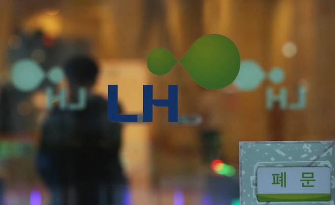 전 한국토지주택공사(LH) 전북본부장 A씨가 스스로 목숨을 끊은 12일 경기도 성남시 LH 경기지역본부 모습 [연합]